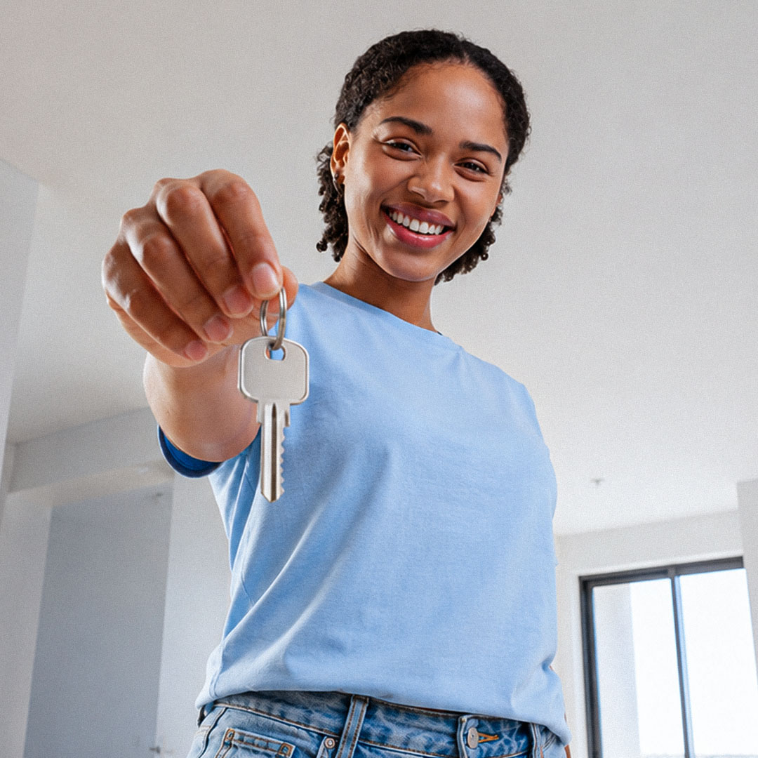 Cliente feliz segurando as chaves da casa nova conquistada com o consórcio Eutbem