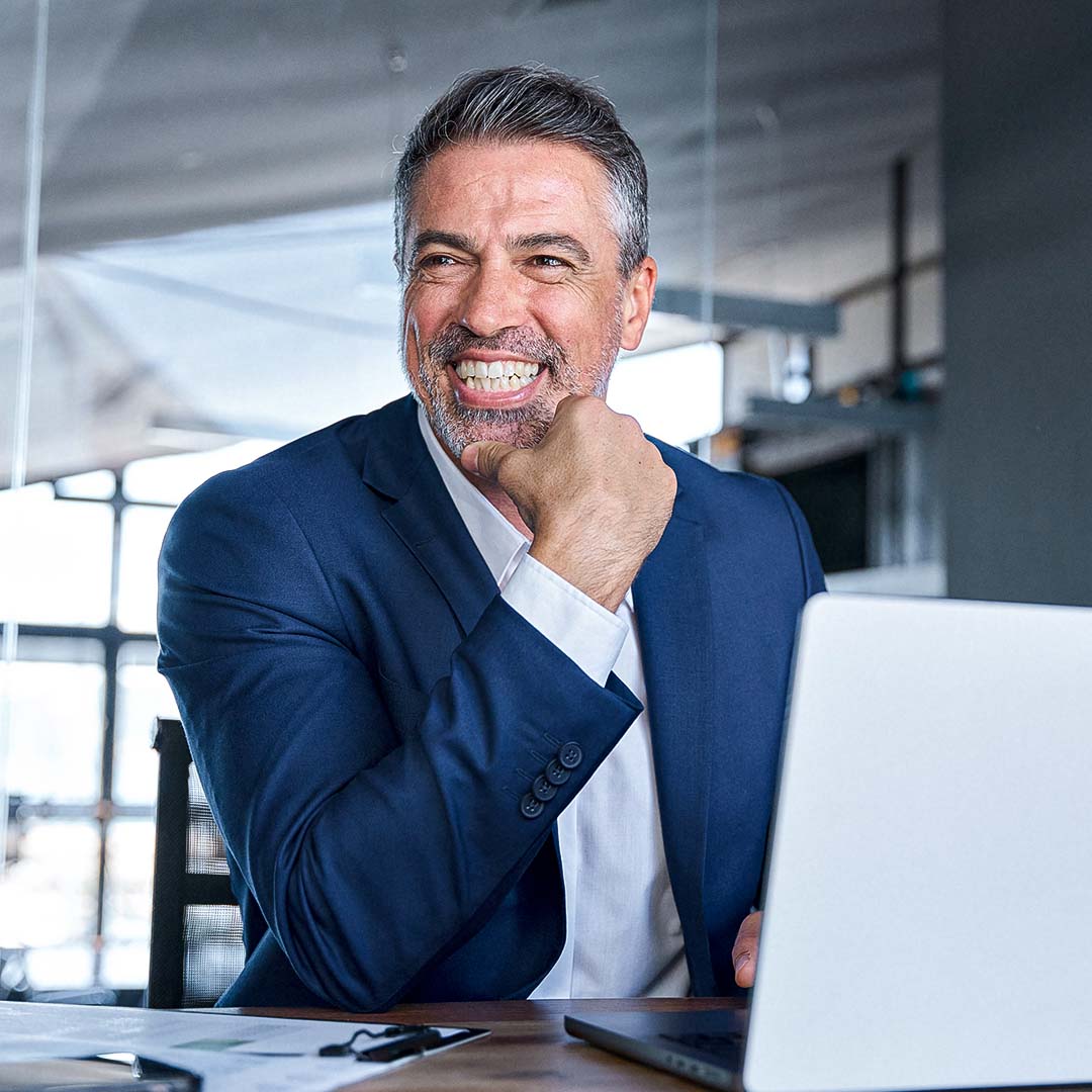 Parceiro Eutbem sorrindo enquanto usa a plataforma no notebook